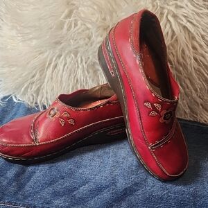 L'Artiste Spring Step Red Leather Mules with Floral Tooling Size 7.5-8